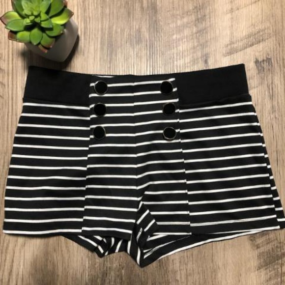 Monteau Pants - NWOT Monteau Black and White Striped Shorts